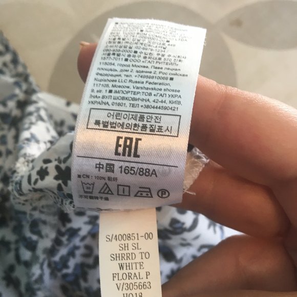 Gap, sleeveless printed blouse, size S, abstract print is white/black/blue/lilac - Picture 6 of 6